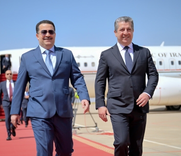 محەممەد شیاع سوودانی، سەرۆک وەزیرانی فیدراڵ گەیشتە فڕۆکەخانەی نێودەوڵەتیی هەولێر و لە لایەن مەسرور بارزانی، سەرۆکی حکوومەتی هەرێمی کوردستانەوە پێشوازیی لێ کرا.