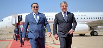 محەممەد شیاع سوودانی، سەرۆک وەزیرانی فیدراڵ گەیشتە فڕۆکەخانەی نێودەوڵەتیی هەولێر و لە لایەن مەسرور بارزانی، سەرۆکی حکوومەتی هەرێمی کوردستانەوە پێشوازیی لێ کرا.