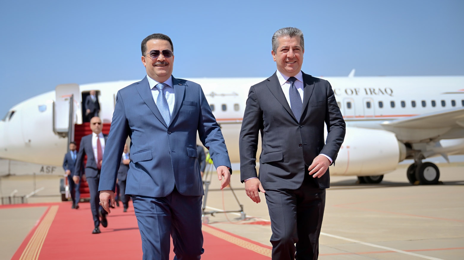 محەممەد شیاع سوودانی، سەرۆک وەزیرانی فیدراڵ گەیشتە فڕۆکەخانەی نێودەوڵەتیی هەولێر و لە لایەن مەسرور بارزانی، سەرۆکی حکوومەتی هەرێمی کوردستانەوە پێشوازیی لێ کرا.