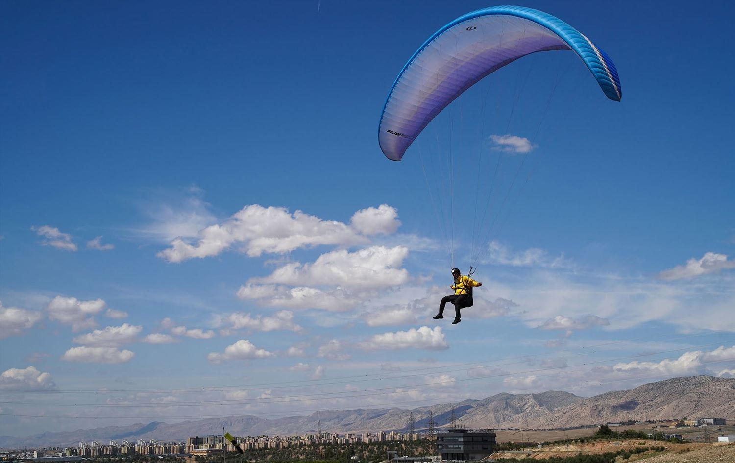 Duhok Hosts Paragliding Championship with Record Participation, Teenage Girl Steals the Spotlight