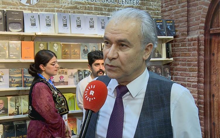 Jan Dost li pêşangeha Hewlêrê pirtûkên xwe îmze kirin