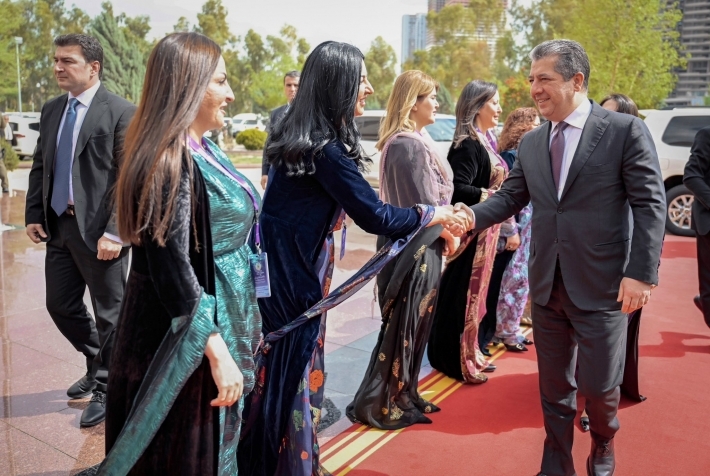 جانب من مشاركة رئيس الحكومة في المؤتمر الأول للمرأة