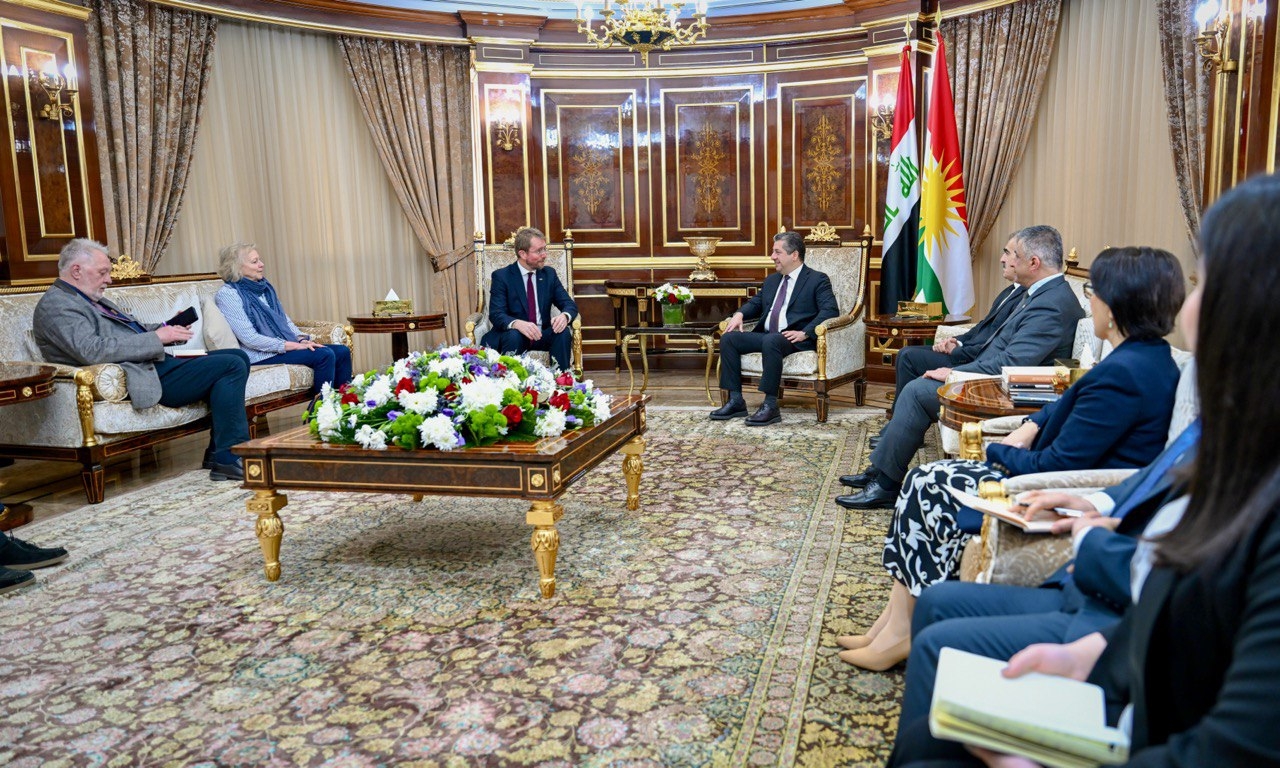 Mesrûr Barzanî pêşwaziya Koma Dostîniya Kurdistanê ya Perlemana Brîtanyayê dike