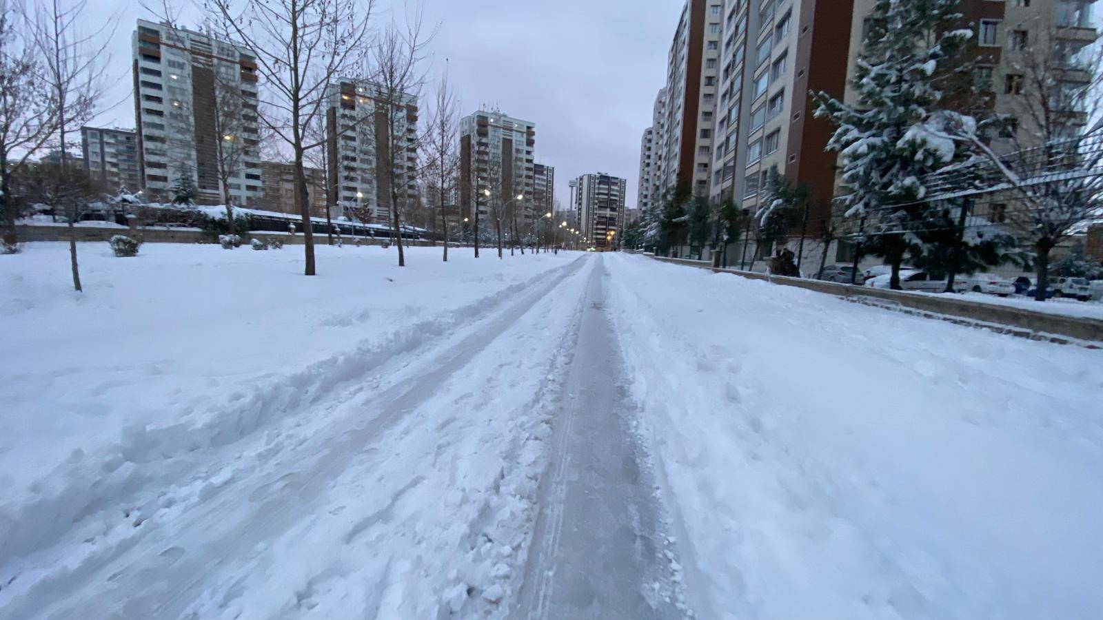 Bedlîs.. ji ber berfê û qeşayê rojekê dibistan hatin rawestandin