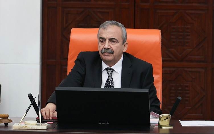 DEM Partî: Krîza dil li Sirri Sureyya Onder da