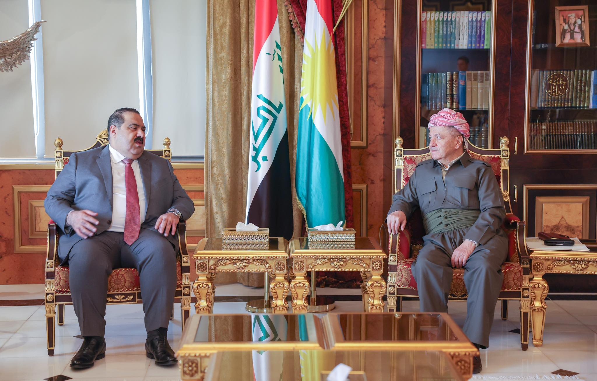 لە سەلاحەددین سەرۆک مەسعود بارزانی پێشوازی لە بەڕێز موسەننا ئەلسامەرایی سەرۆکی هاوپەیمانێتیی عەزم کرد.