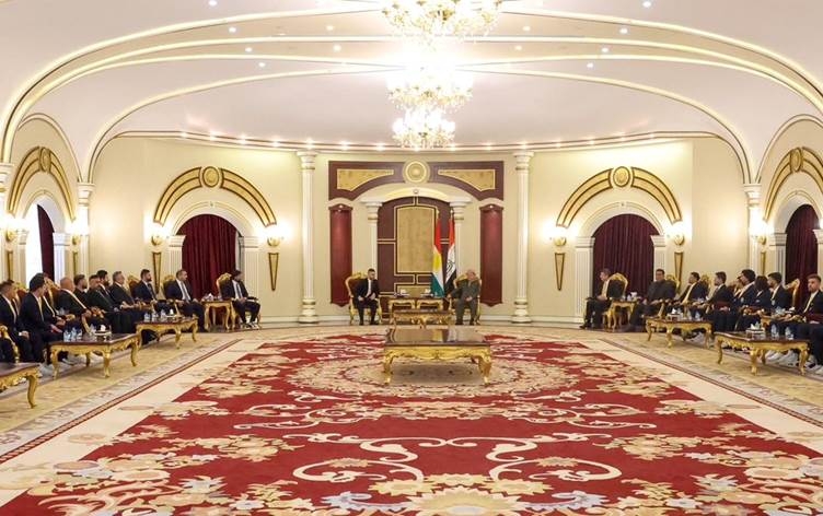 Serok Barzanî ji tîma Dihokê re got: Hûn dikarin ji siyasetê baştir doza gelê xwe bidin naskirin