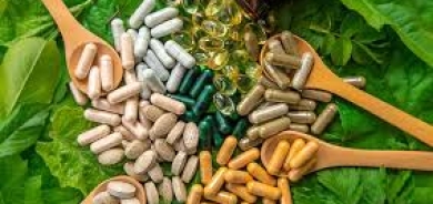 المكملات الغذائية… فوائد مشروطة وتحذيرات ضرورية