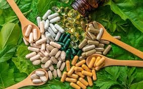 المكملات الغذائية… فوائد مشروطة وتحذيرات ضرورية