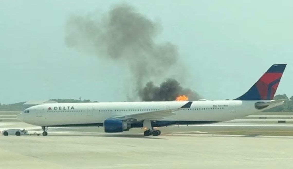 فڕۆکەیەکی نەفەرهەڵگری ئەمریکی ئاگری گرت