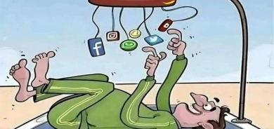 كاریكاتێر، ئەم كاریكاتێرە باس لە خەریكبوونی مرۆڤ دەكات بە سۆشیاڵ میدیایەوە