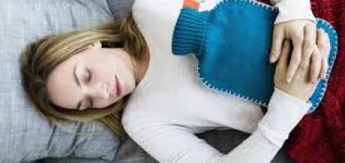 متى نستخدم الكمادات الباردة أو الساخنة لتخفيف الألم؟