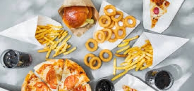 الأغذية الفائقة المعالجة ربما تُعيد برمجة الشهية في المخ