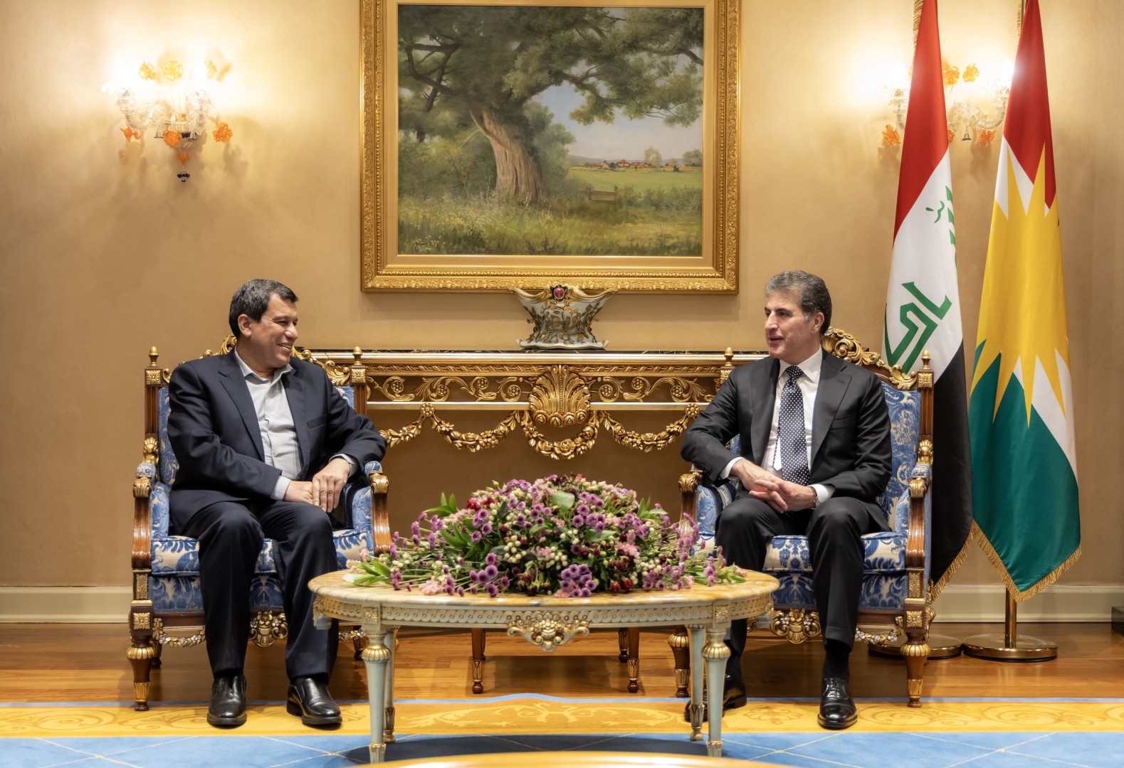 نێچيرڤان بارزانى، سه‌رۆكى هه‌رێمى كوردستان، پێشوازيى له‌ به‌ڕێز جه‌نه‌راڵ مه‌زلووم عه‌بدى، فه‌رمانده‌ى هێزه‌كانى سوورياى ديموكرات كرد.