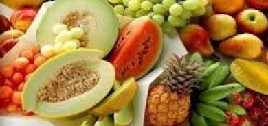 تشعرك بالخفة والنشاط... 5 أطعمة للحفاظ على صحة أمعائك هذا الصيف