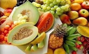 تشعرك بالخفة والنشاط... 5 أطعمة للحفاظ على صحة أمعائك هذا الصيف