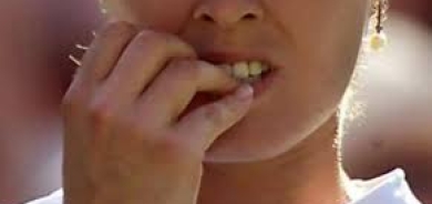 ليس مجرد عادة... لـ«قضم الأظافر» عواقب جسدية ونفسية... كيف تحمي نفسك منها؟