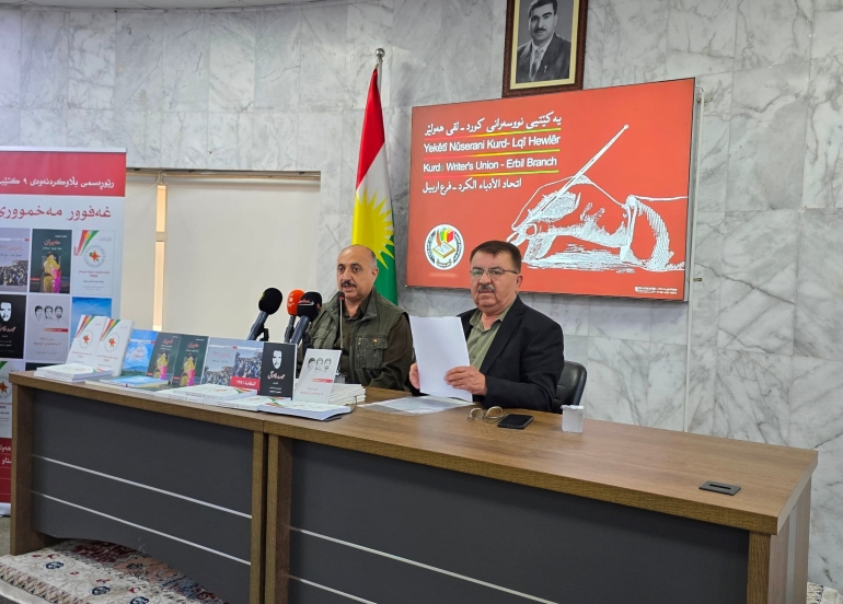  غەفوور مەخموورى لە رێوڕەسمێکدا 9 کتێبى خۆى دەناسێنێ و پێشکەشى خوێنەرانى دەکات