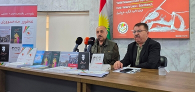 في مراسيم خاصة غفور مخموري يوقّع على تسعة من كتبه ويهديها للقراء