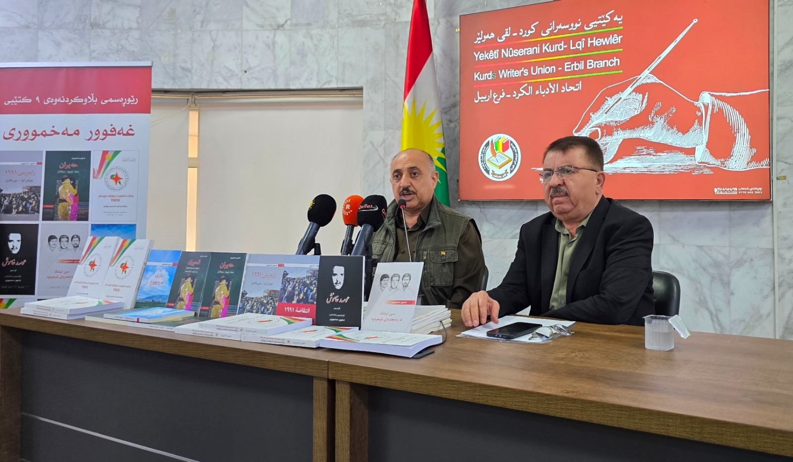 في مراسيم خاصة غفور مخموري يوقّع على تسعة من كتبه ويهديها للقراء