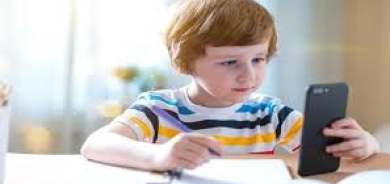 لحماية وظائف دماغ طفلك... أبعده عن الشاشات حتى هذا العمر