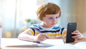 لحماية وظائف دماغ طفلك... أبعده عن الشاشات حتى هذا العمر