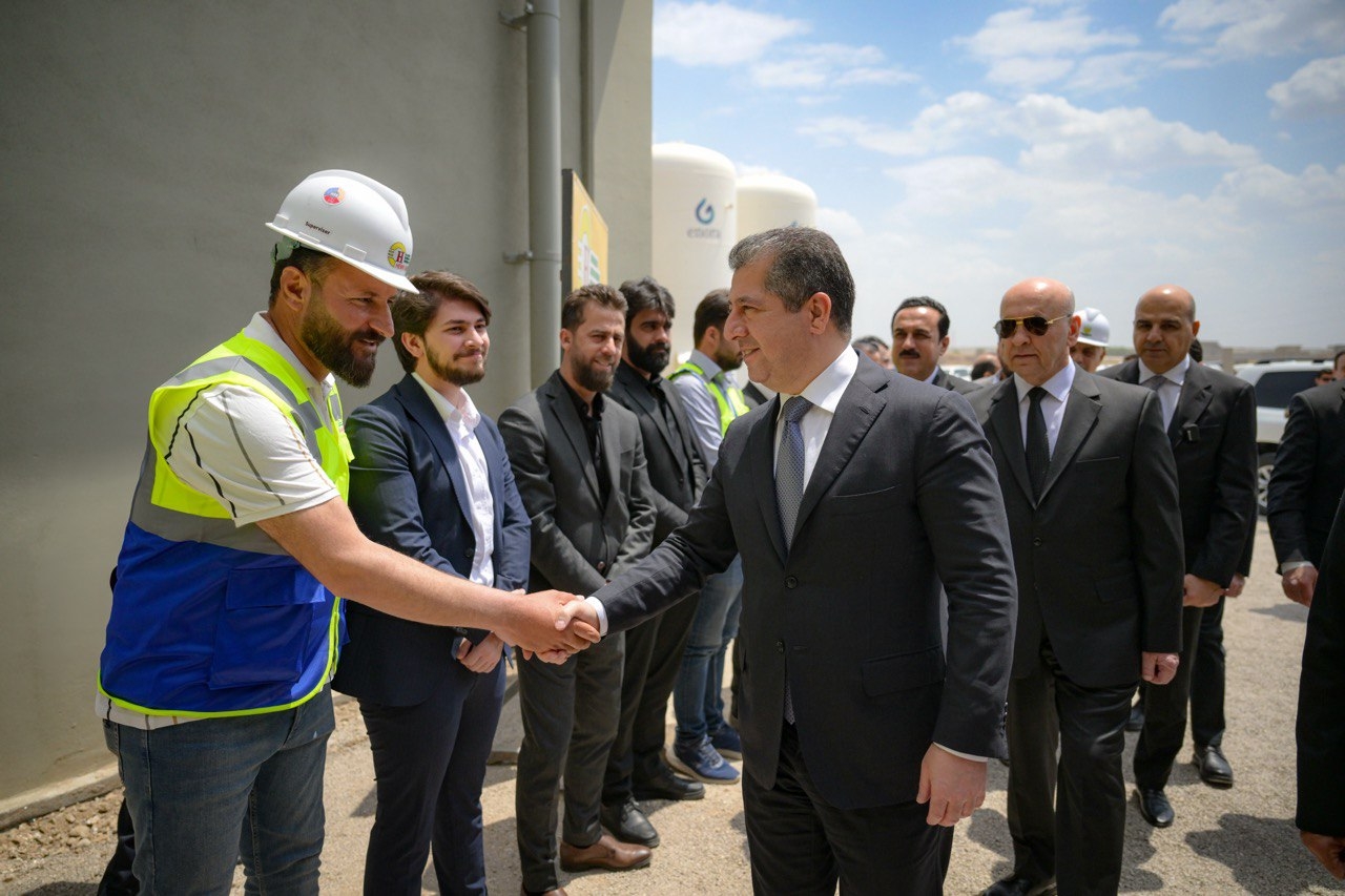 رئيس الحكومة يتفقد سير العمل في مشروع إمدادات المياه الطارئة بالعاصمة أربيل