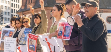 ئێرانییەکان لە فرانکفۆرت دژی لەسێدارەدانی زیندانیان لە ئێران خۆپیشاندانیان ئەنجامدا