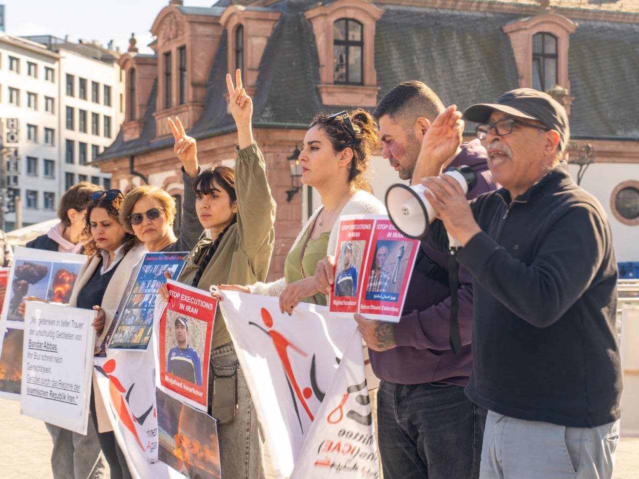 ئێرانییەکان لە فرانکفۆرت دژی لەسێدارەدانی زیندانیان لە ئێران خۆپیشاندانیان ئەنجامدا