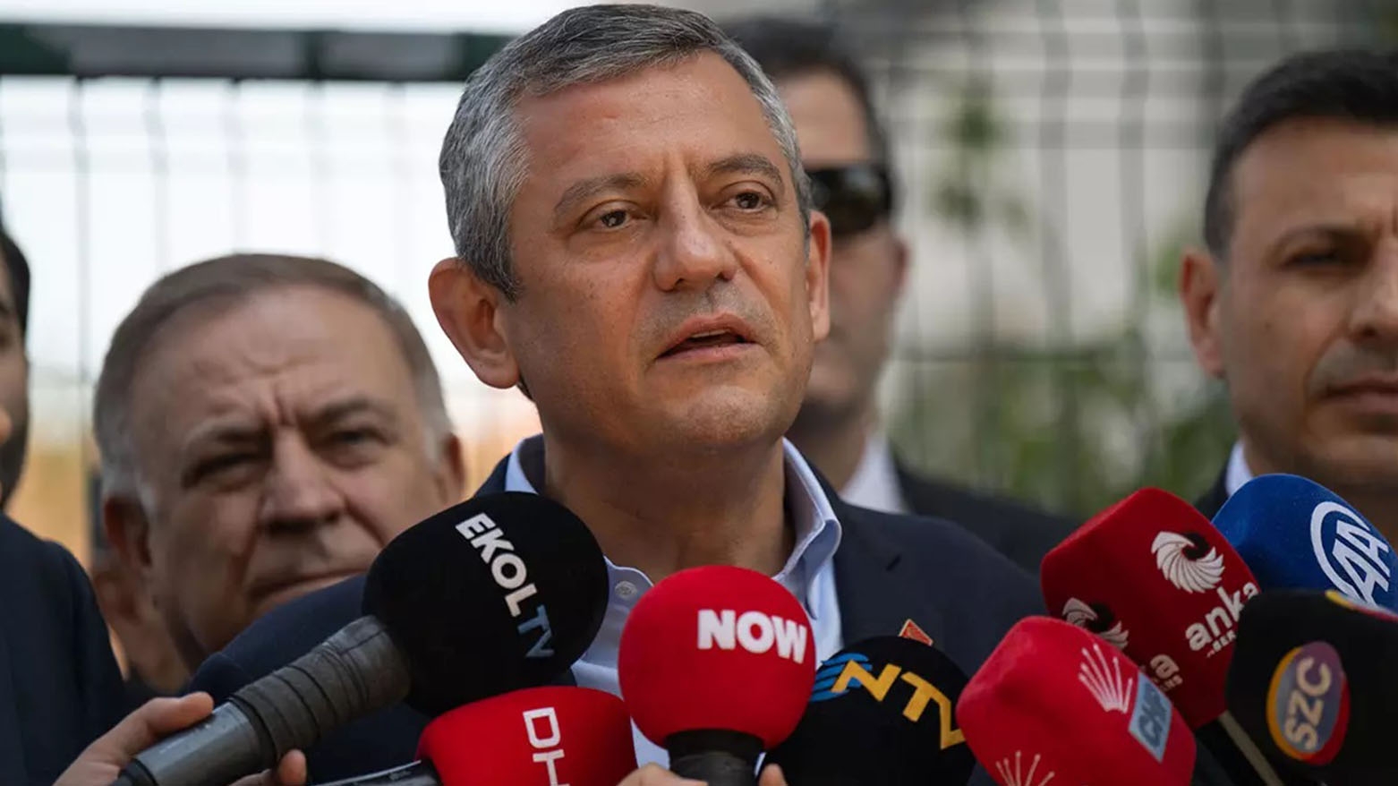 Ozgur Ozel piştî êrîşê: Em ê li kolanan bin û ji tirsan re serî natewînin