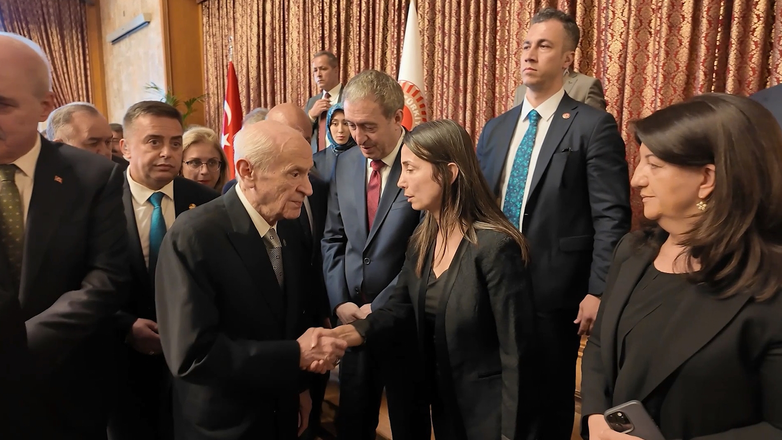 Bahçelî li parlamentoyê tevlî merasîma şîna Sirri Sureyya Onder bû