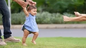 الأطفال الذين يتأخرون في المشي يكونون أكثر تفوقاً دراسياً