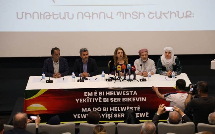 Li Amedê 301 sazî civiyan: 'Înîsiyatîfa Yekîtiya Demokratîk' hat ragihandin