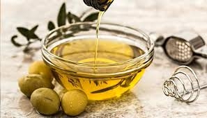 المؤثرون يشجعون عليه... هل لشرب زيت الزيتون على معدة فارغة فوائد سحرية؟