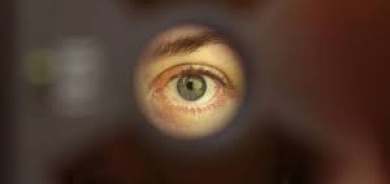 بعد ظهور تحدٍ على «تيك توك»... ما خطورة حلاقة رموش العين؟