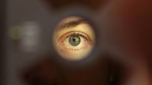 بعد ظهور تحدٍ على «تيك توك»... ما خطورة حلاقة رموش العين؟