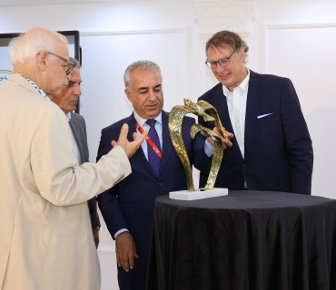 ڕێكخراوی (وینگس ئۆف هێلپ)ی ئەڵمانی خەڵاتی ڕێزلێنان پێشكەش بە سەرۆكی دەزگای خێرخوازیی بارزانی دەكات