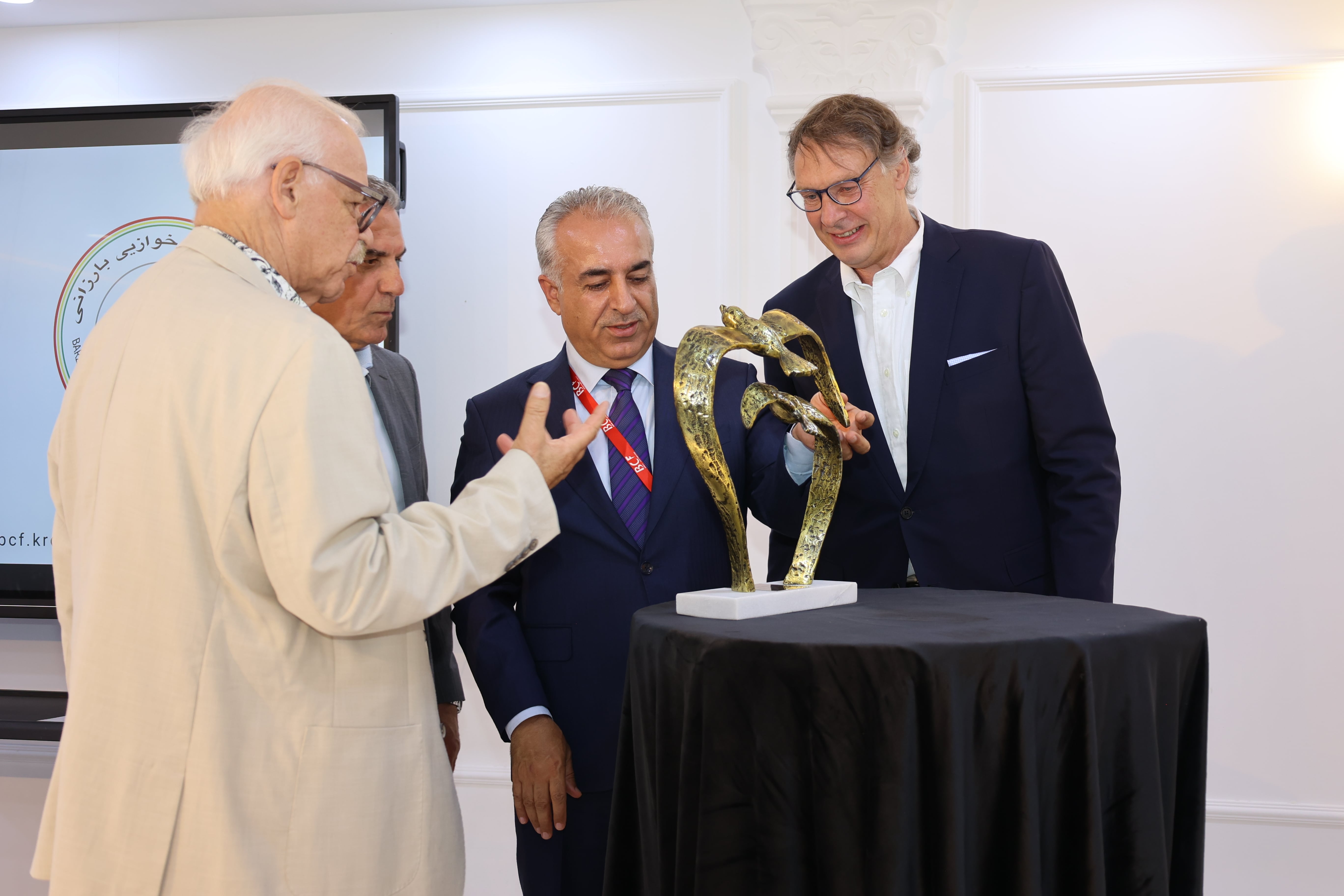 ڕێكخراوی (وینگس ئۆف هێلپ)ی ئەڵمانی خەڵاتی ڕێزلێنان پێشكەش بە سەرۆكی دەزگای خێرخوازیی بارزانی دەكات