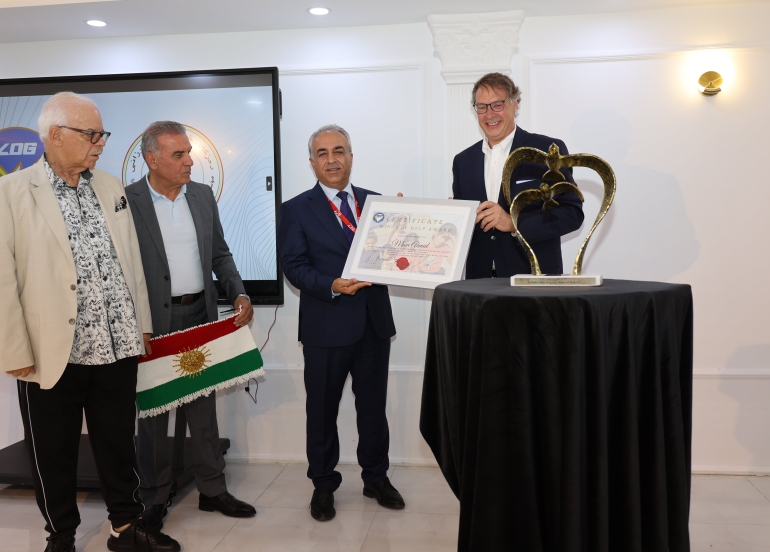 ڕێكخراوی (وینگس ئۆف هێلپ)ی ئەڵمانی خەڵاتی ڕێزلێنان پێشكەش بە سەرۆكی دەزگای خێرخوازیی بارزانی دەكات