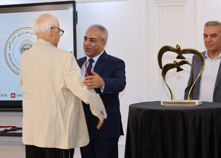 ڕێكخراوی (وینگس ئۆف هێلپ)ی ئەڵمانی خەڵاتی ڕێزلێنان پێشكەش بە سەرۆكی دەزگای خێرخوازیی بارزانی دەكات