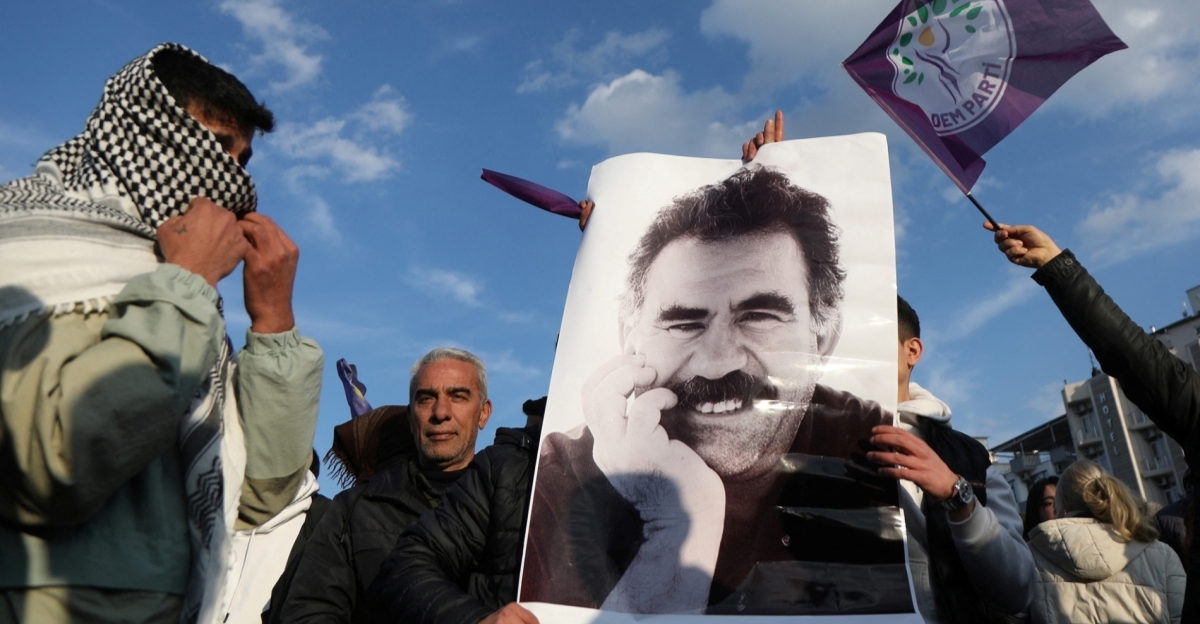 أول رسالة من أوجلان بعد إعلان حل العُمّاليين