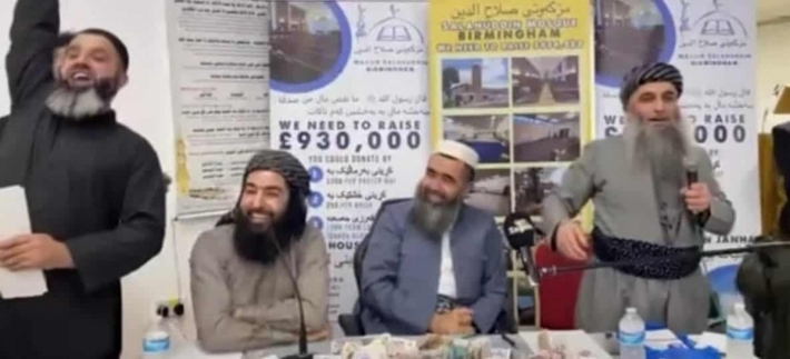 Li Brîtanyayê bi sed hezaran paund ê ji bo avakirina mizgeftan hatine komkirin hat dizîn, mela û waîz hevdu tawanbar dikin.