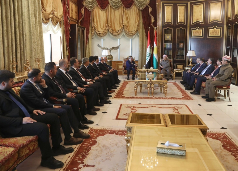 لە سەڵاحەددین سەرۆک مەسعود بارزانی پێشوازی لە بەڕێز ئەحمەد داودئۆغڵو، سەرۆکوەزیرانی پێشووی تورکیا و سەرۆکی پارتی داهاتووی تورکیا و شاندی یاوەری کرد.