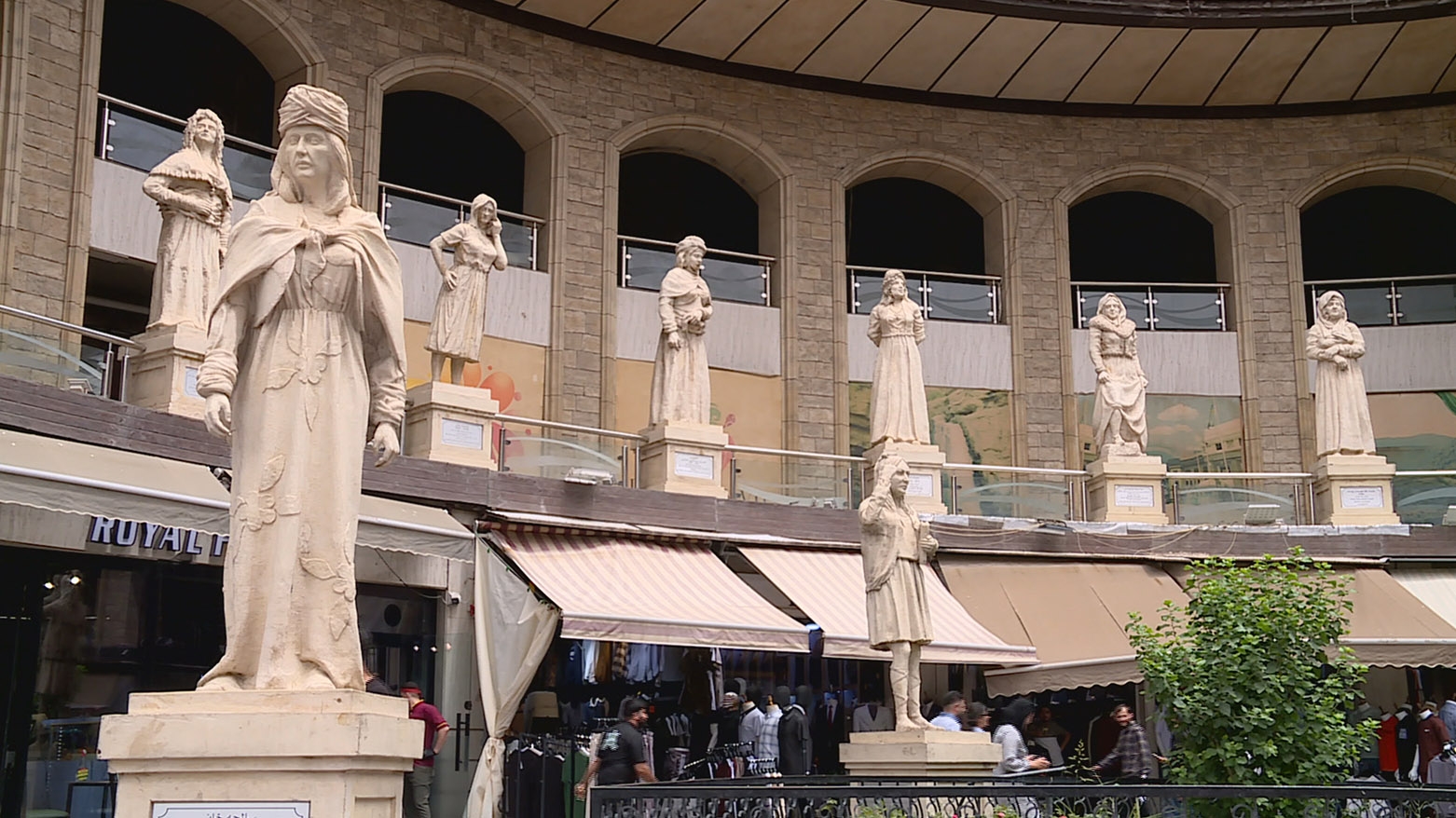 Peykerên Jinên Kurd li Hewlêrê: Rêzgirtin û xemilandina bajar