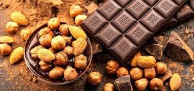 مع انتشار شعبيتها... هل الشوكولاتة الداكنة واللوز وجبة خفيفة وصحية؟