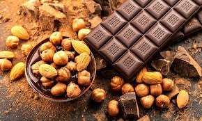 مع انتشار شعبيتها... هل الشوكولاتة الداكنة واللوز وجبة خفيفة وصحية؟