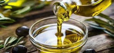 «إكسير الشباب»... ما فوائد زيت الزيتون «الغذاء الخارق»؟