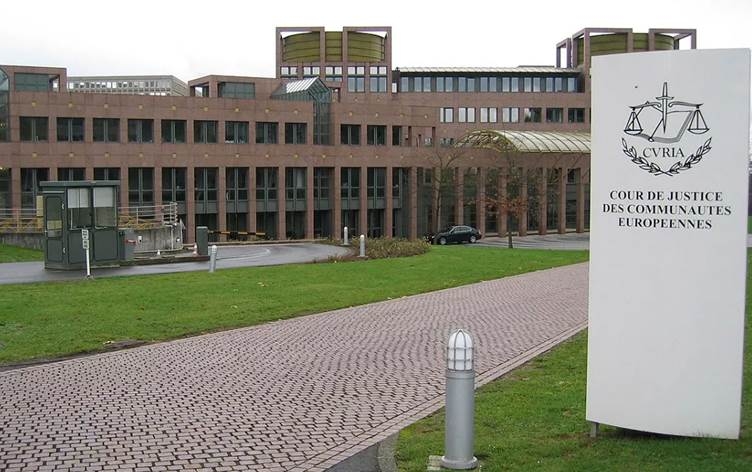 26 koçberên Kurd giliyê Hikûmeta Letonyayê kir