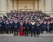 رئيس الحكومة خلال حفل تخرج الجامعة الأمريكية بكوردستان: رفاه المواطن في صلب أولويات برنامجنا الإصلاحي الشامل