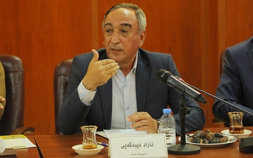 Azad Dîbegeyî, endezyar û rojnamevanê warê çandiniyê: Niha gelek kompaniyên çandiniyê dermanên kîmyewî yên qirker û zibilên kîmyewî yên dema wan borî (ekspayer) difiroşin cotkaran ku axê jehrî dikin.